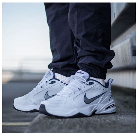 Кроссовки белые Nike Air Monarch купить в интернет магазине