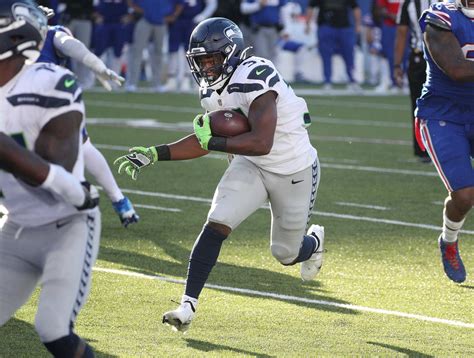 Seahawks backfield takes a hit with serious-looking DeeJay Dallas injury