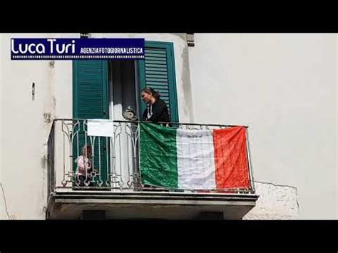 BARI UN FLASH MOB DAI BALCONI LA FORZA DEI BARESI TRA APPLAUSI E