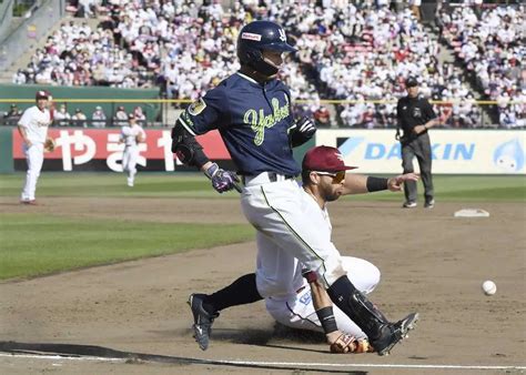 5回ヤクルト2死三塁、勝ち越しの遊撃内野安打を放った山崎 ― スポニチ Sponichi Annex 野球