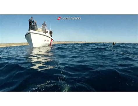 Due Morti In Naufragio Al Largo Di Lampedusa Anche Un Neonato