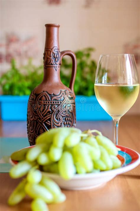 Vidrio De Botellas Y De Corcho Del Vino Blanco En Una Tabla Imagen De