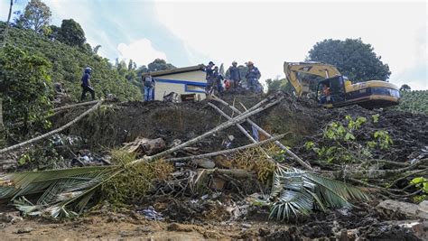 Un Glissement De Terrain Fait Au Moins Morts Dont Des Enfants En