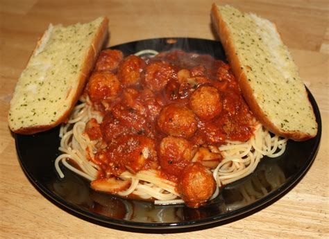 Spaghetti And Meatballs With Garlic Bread