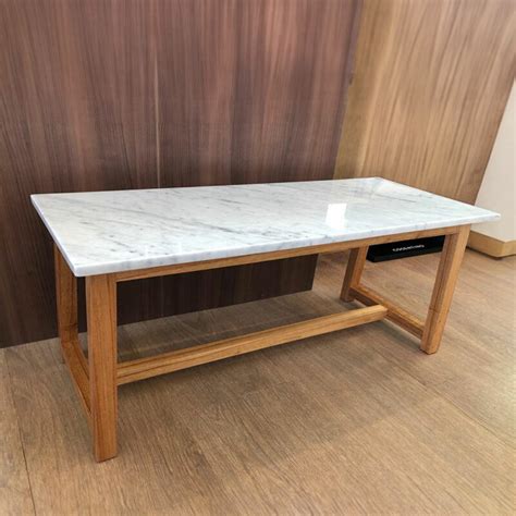 Mesa Ratona Rectangular Con Tapa De Mármol Carrara Y Patas De Madera