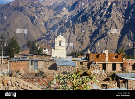 Aldea remota y la torre de la iglesia cerca de la Cruz del Cóndor Cruz