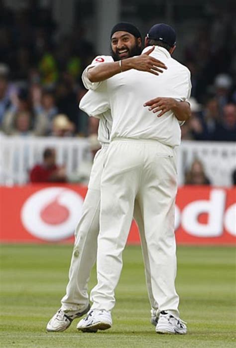 Rahul Dravid signs an autograph | ESPNcricinfo.com