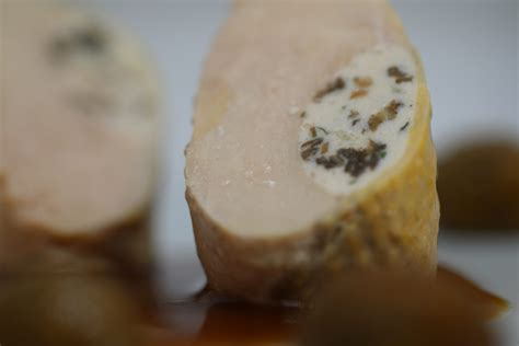 Suprême de poulet farci aux morilles basse température brunoise de