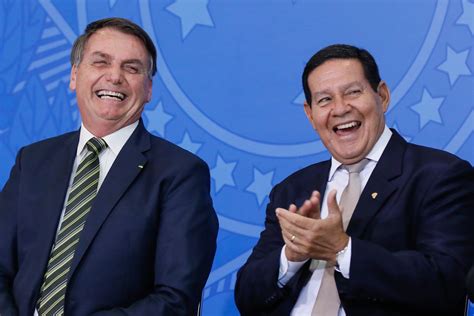 Bolsonaro rebate Mourão após fala sobre vacina a caneta BIC é minha