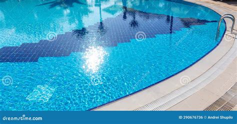 Detalles Con Agua Azul En La Piscina Como Fondo Foto De Archivo