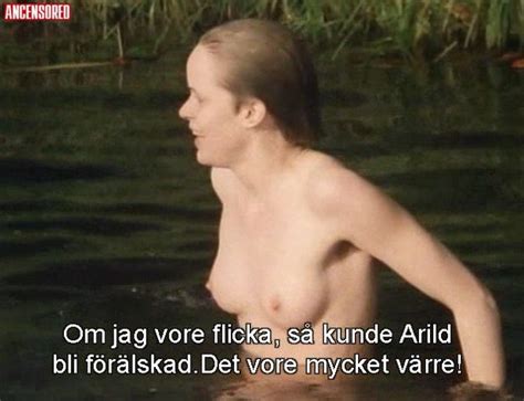 Naked Anna Edlund in Flickan vid stenbänken
