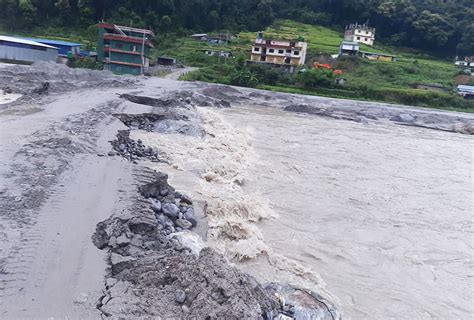 बाढीले मेलम्चीको फट्टे पुलमा क्षति मध्यरातमा घर छोडेर भागे स्थानीय