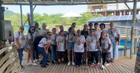 Alunos da Apae de Brusque visitam Projeto Tamar em Florianópolis