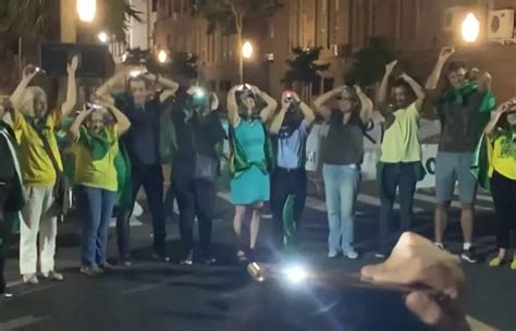 Grupo De Bolsonaristas Faz C Rculo Luzes Em Porto Alegre E Pede