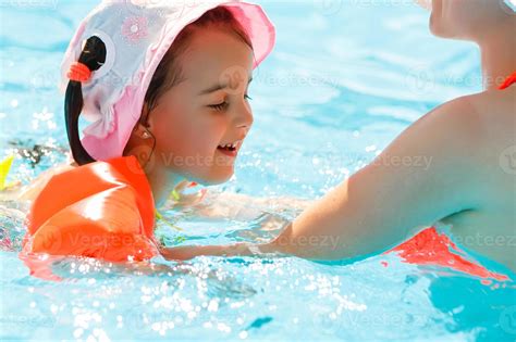 madre e hijo nadando en la piscina mujer joven feliz enseñando a su