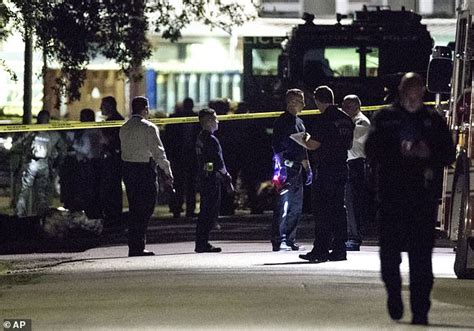 Four Houston Police Officers Are Shot During An Encounter With A Suspect Daily Mail Online