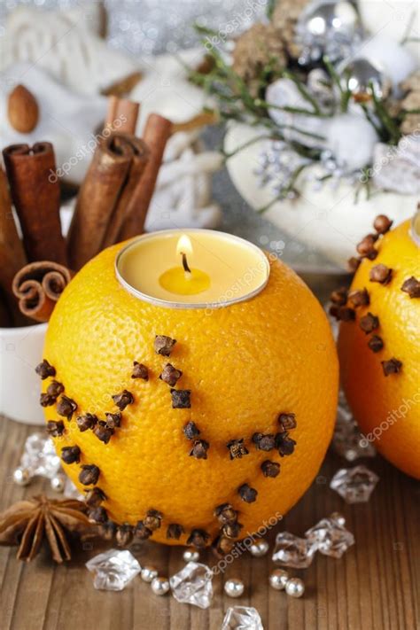 Boule De Pommade Orange Avec Bougie Décorée De Clous De Girofle Image