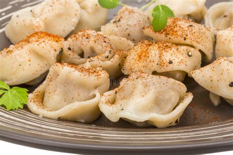 Ensalada Rusa De Las Bolas De Masa Hervida De Pelmeni Imagen De Archivo