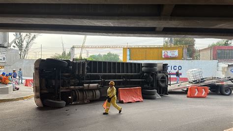 Camión De Carga Termina Volcado Tras Golpear Puente Vehicular