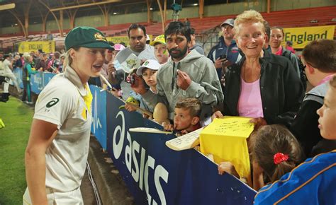 Ellyse Perry acknowledges fans | ESPNcricinfo.com