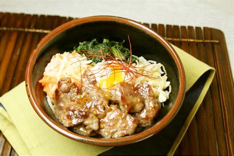 ボリューム満点！中おち牛カルビビビンバ丼 By 日本ピュアフード 【クックパッド】 簡単おいしいみんなのレシピが341万品