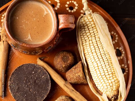 Atole de maíz con chocolate champurrado cocina tradicional Mexicana