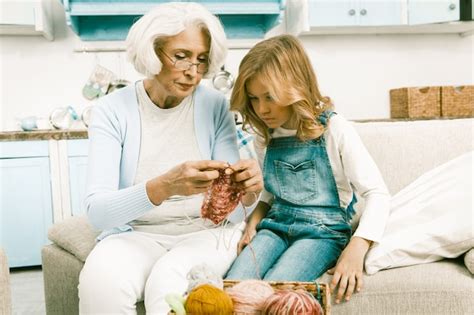 Petite fille montre son intérêt pour le tricot pendant qu elle rend