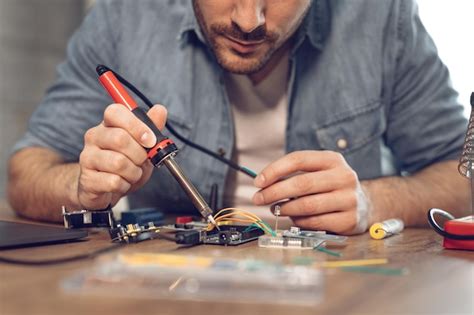 Ingeniero O T Cnico Enfocado En Reparar Placa De Circuito Electr Nico