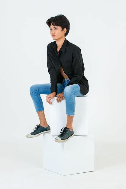 Foto de estúdio de retrato do jovem asiático lgbt gay bissexual homossexual em topless modelo