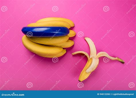 Blaue Und Gelbe Bananen Lokalisiert Auf Den Rosa Reifen Bananen