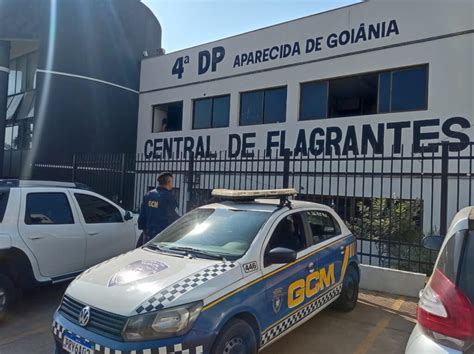 Prefeitura Municipal de Aparecida de Goiânia Criança para viatura da