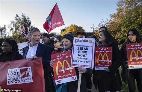 Mcdonalds Workers Take Their Strike To Downing Street Daily Mail Online