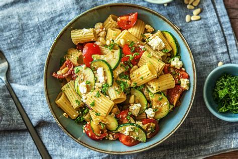 Rigatonisalade Met Courgette Cherrytomaten Feta En Geroosterde