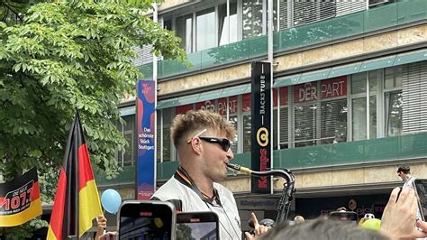 Deutsche Und Spanische Fans Feiern Vor Em Viertelfinale In Stuttgart