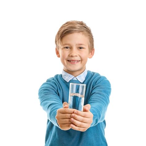 Niño lindo con vaso de agua en blanco Foto Premium