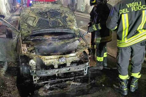 Auto In Fiamme Sull A Inferno Di Fuoco Inghiotte La Galleria E Causa