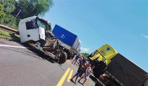 V Deo Acidente Entre Duas Carretas E Nibus Passageiros Mata