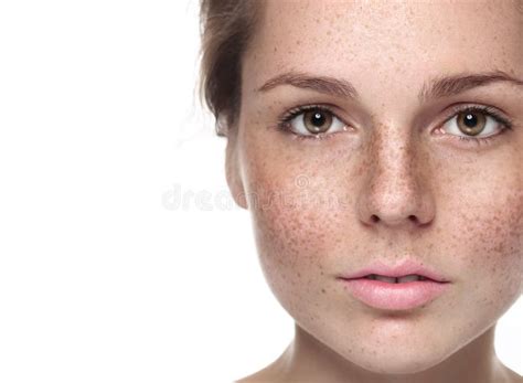 Jeune Beau Portrait De Visage De Femme De Taches De Rousseur Avec La