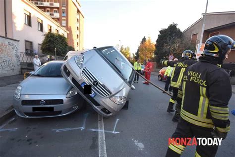 Incidente In Via Buonarroti Auto Scavalca Una Vettuta