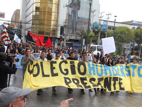 Más de 500 personas participaron en la marcha convocada por el Colegio