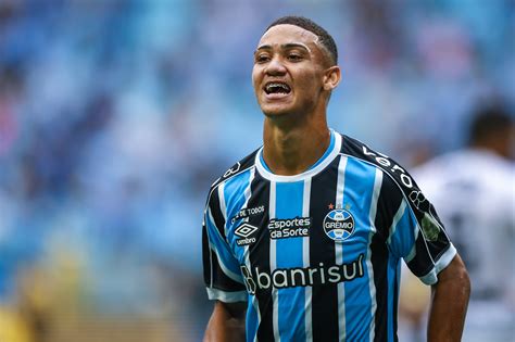 Grêmio informa sobre promoção do atacante Gustavo Nunes