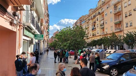 Activistas de la PAH evitan el desahucio de una anciana de 87 años enferma