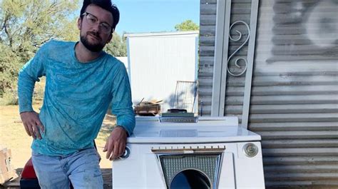 Man Lives Like 1950s Housewife And Keeps Home Pristine With Retro