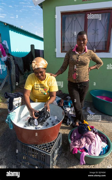 Woman Washing Clothes Africa Banque De Photographies Et Dimages