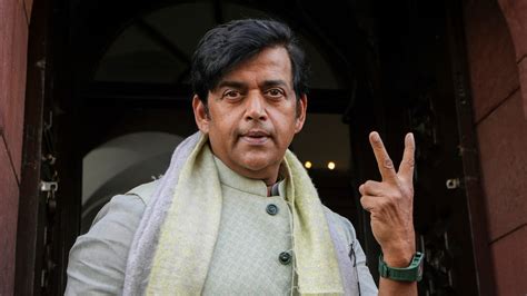 Gorakhpur Lok Sabha Seat BJP S Ravi Kishan Leading By Over 70 000