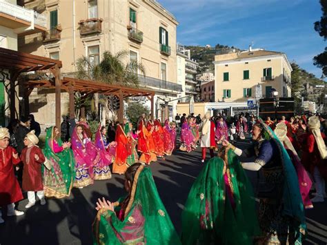 Frane Freddo E Vento Sul Carnevale Di Maiori Non Sfilano I Carri