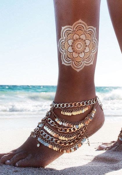 40 Fashionable Gold Henna Tattoos For Temporary Style