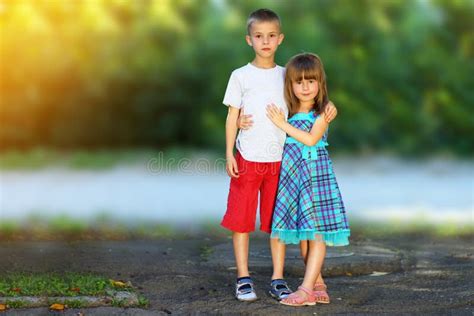 两个小孩一起兄弟和姐妹 礼服的h女孩 库存照片 图片 包括有 表面 幸福 乐趣 朋友 逗人喜爱 95902618