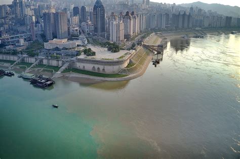 航拍重庆两江交汇现“鸳鸯锅”景观 一清一浊“泾渭分明” 深圳新闻网