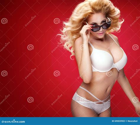 Belle Femme Naturelle Dans La Lingerie Blanche Photo Stock Image Du